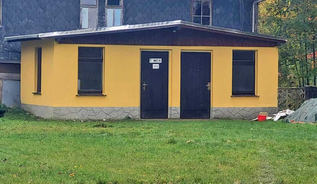 Arbeitseinsatz am Toilettenhäuschen